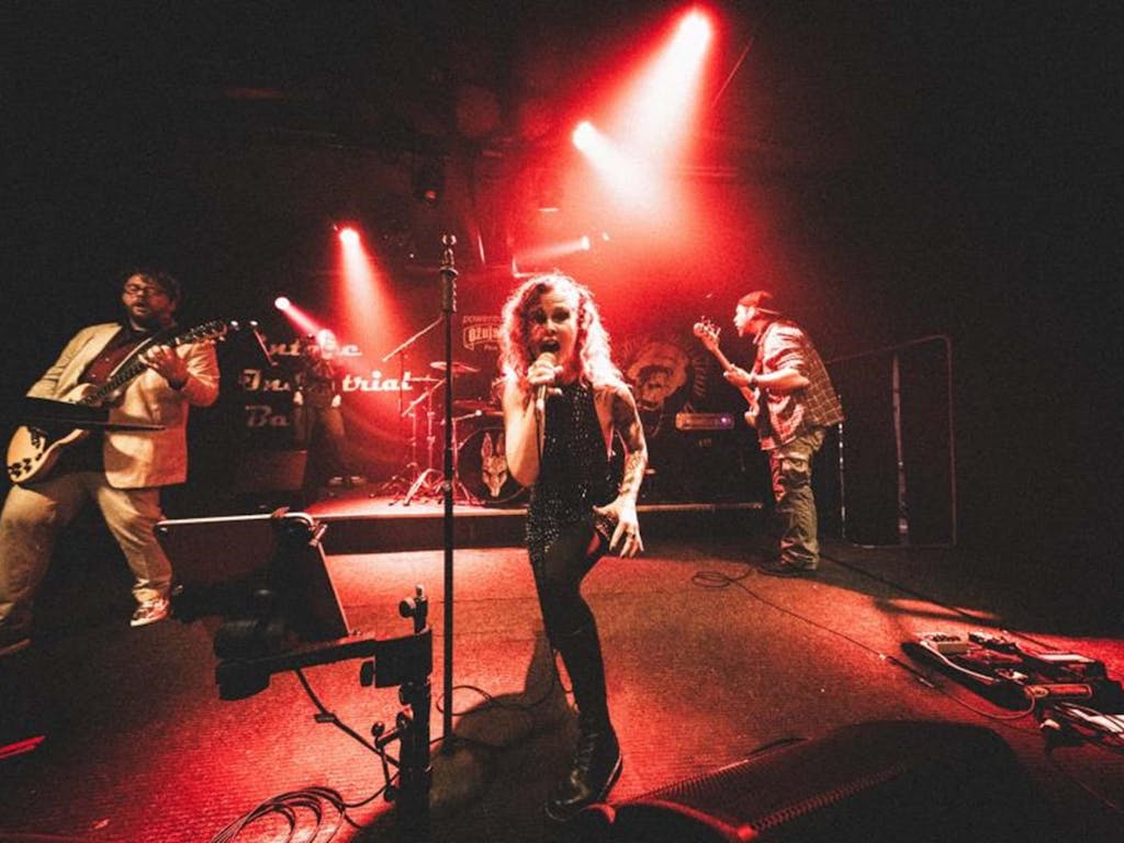 Siti hlapci in Bad Red Bunny